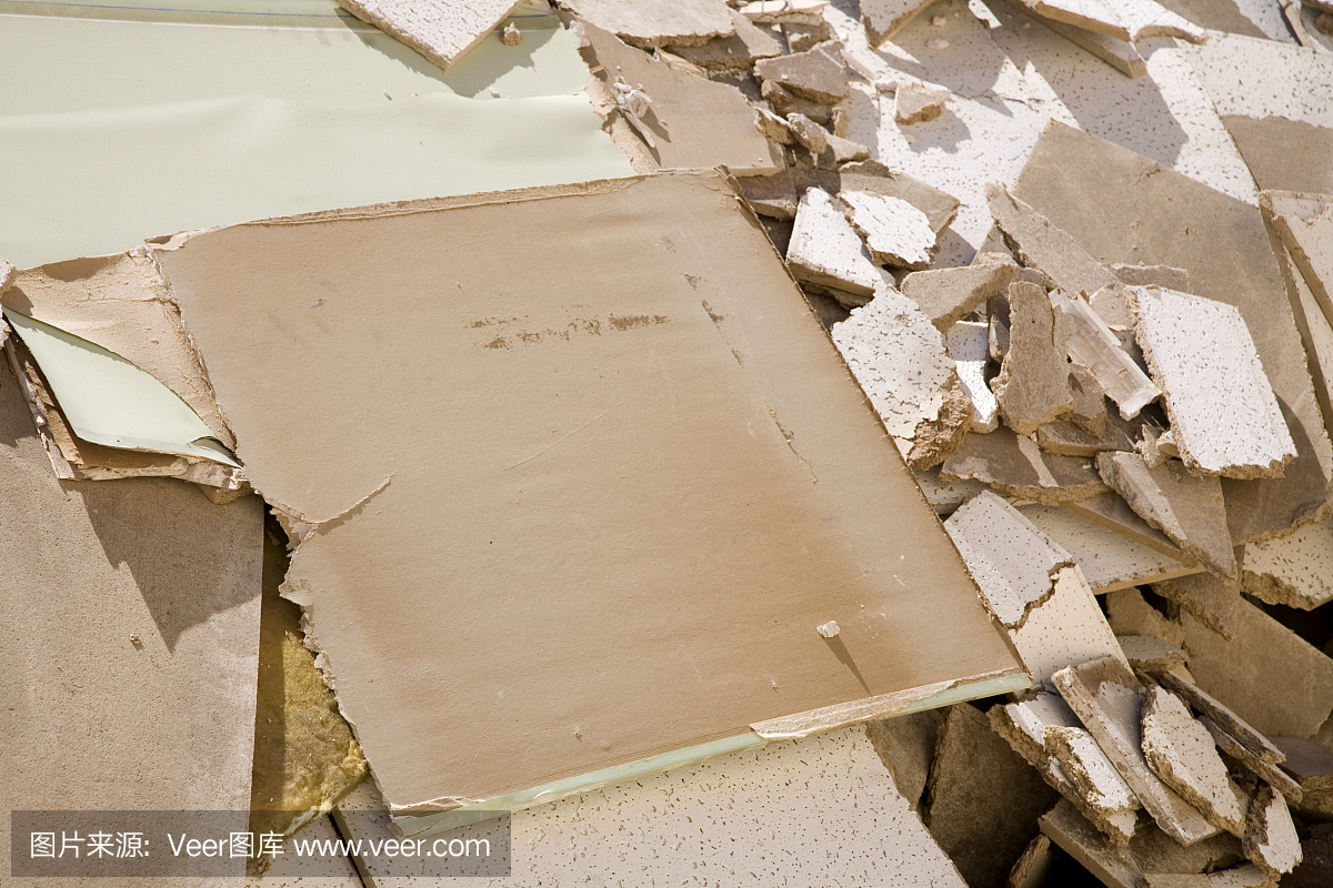 装修后的隔音天花板瓷砖碎石
